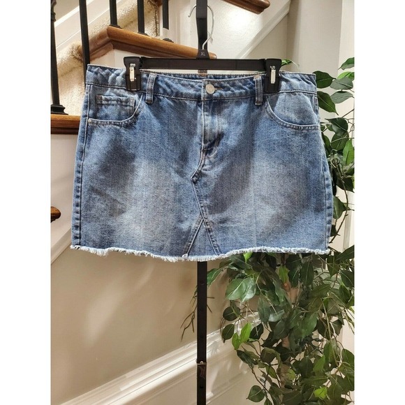 Refuge Women's Blue Denim Cotton & Polyester Pull On Short Jeans Skirt Size 12 - Picture 3 of 9